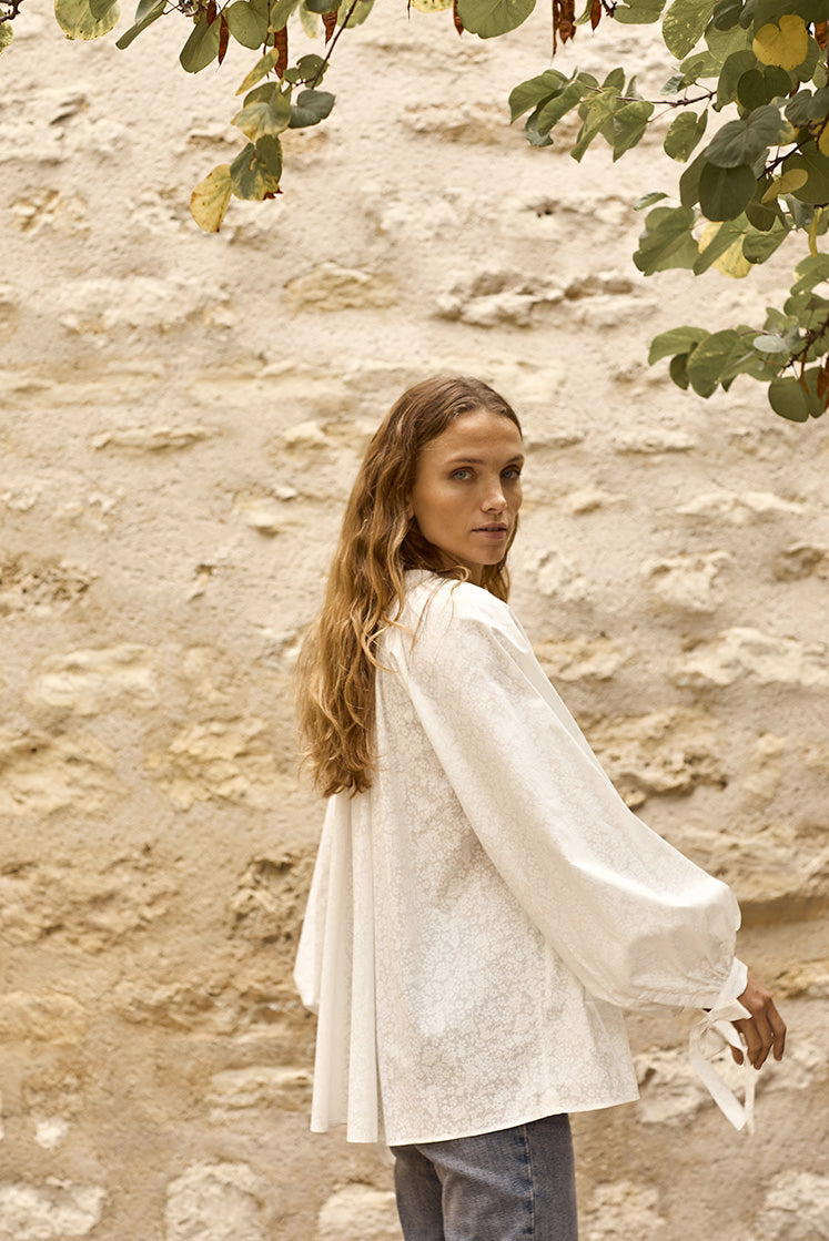 Femme de profil portant la chemise blanche FLIRT à motif Liberty London