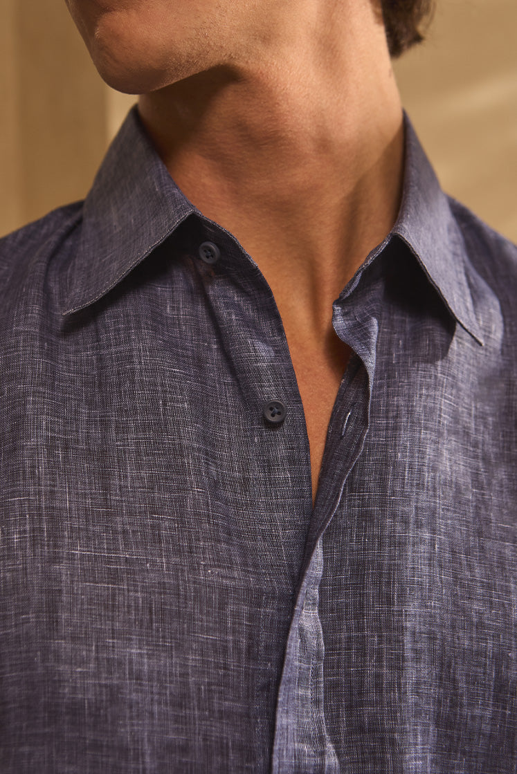 Closeup sur le col Français de la chemise NUMERO II en lin bleu marine.
