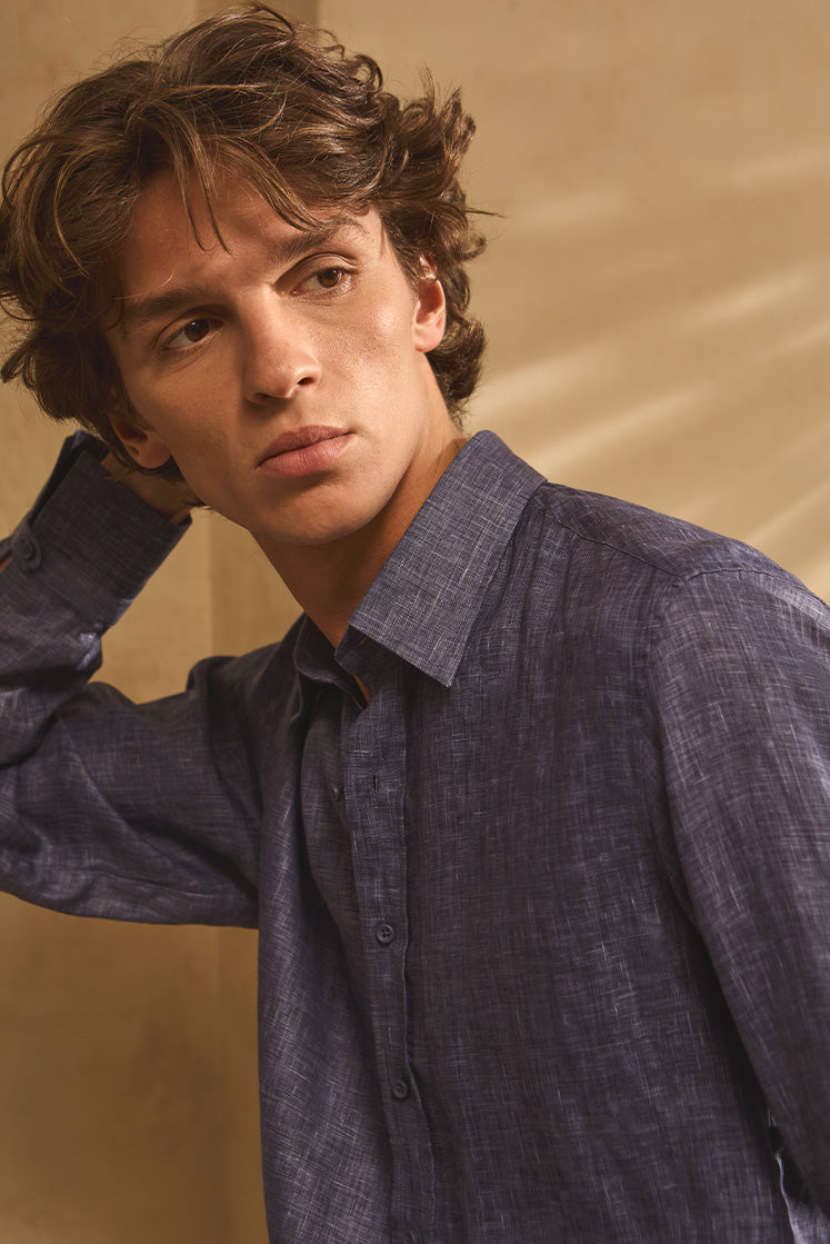 Plan buste d'un homme portant une chemise à col français en lin bleu.