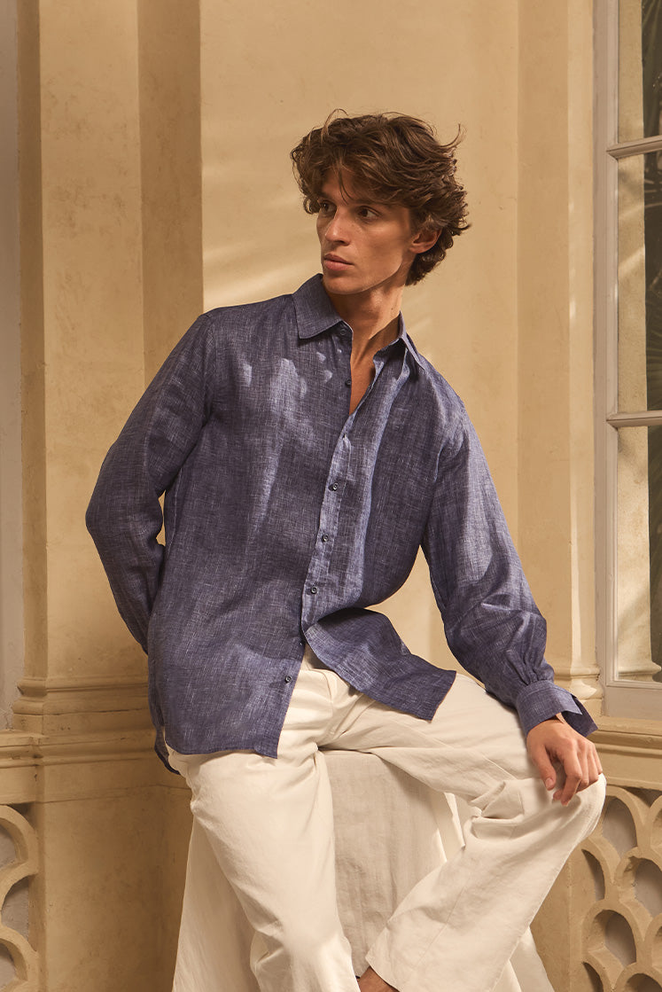 Homme posant avec la chemise NUMÉRO II à col français en lin bleu.