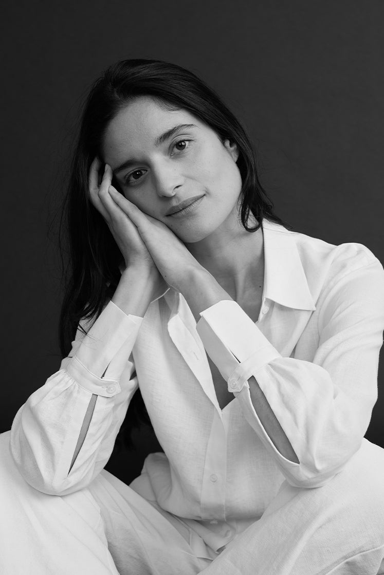 Closeup sur les poignets signature Bourrienne de la chemise en lin blanc Numéro VII.