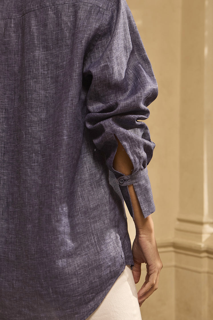 Closeup sur la manche et le poignet signature de la chemise NUMÉRO VII en lin bleu navy.