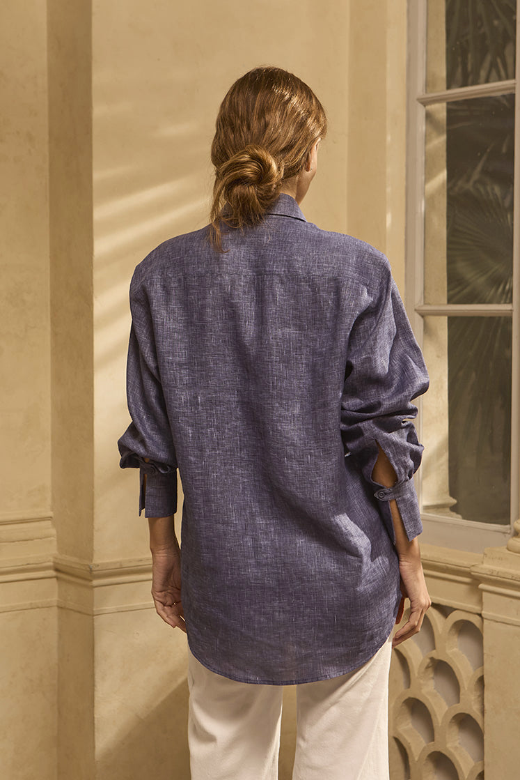 Chemise NUMÉRO VII en lin bleue vue de dos portée sur une femme aux cheveux attachés.
