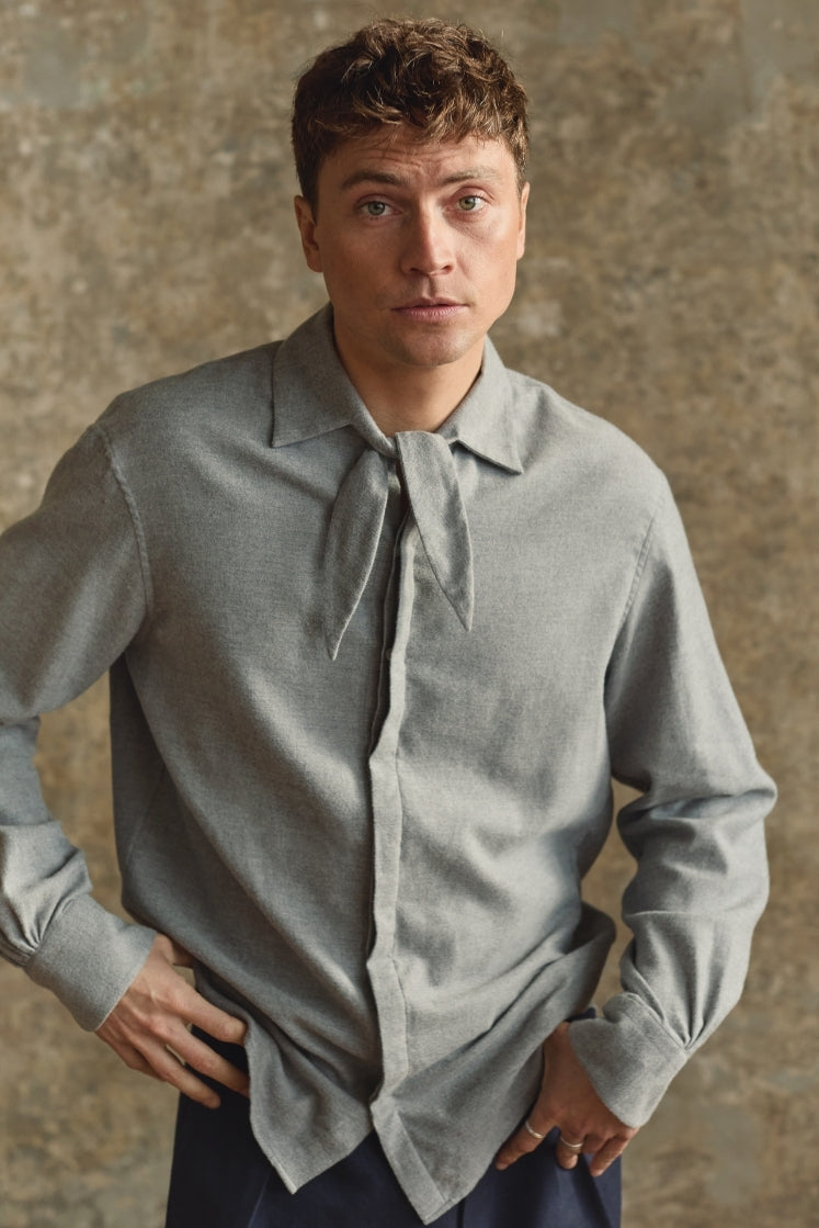 Chemise homme PALETTE en flanelle de coton grise à col français avec foulard noué, plan américain.
