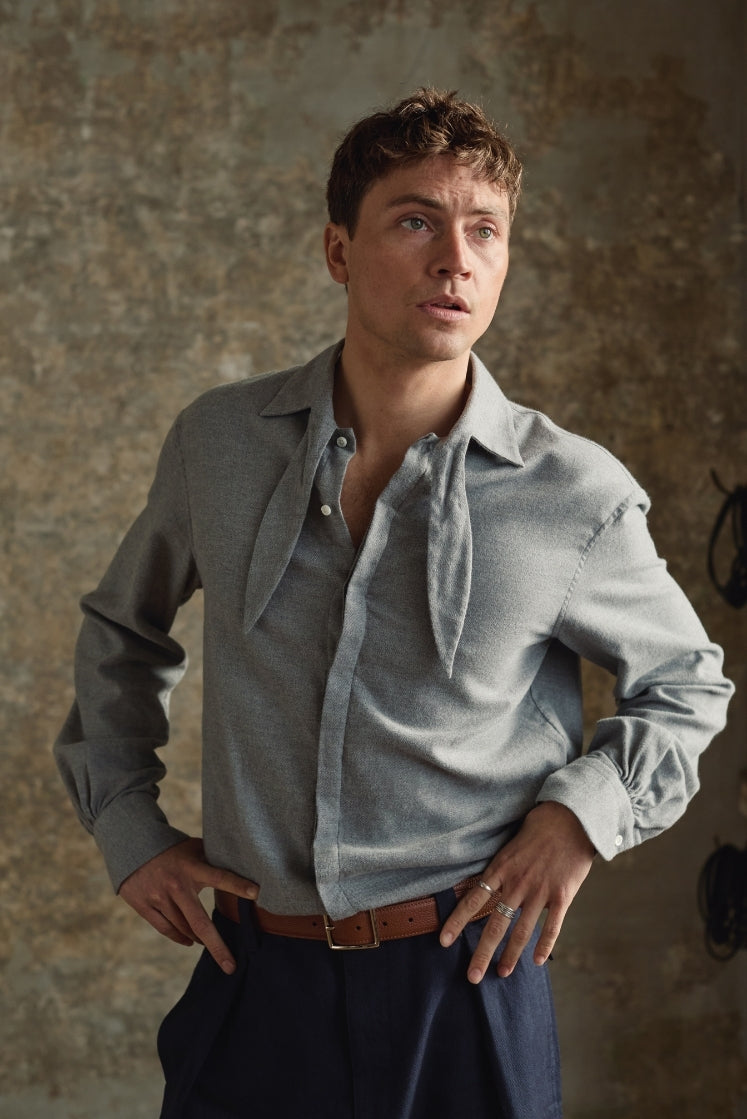 Chemise homme PALETTE en flanelle de coton grise à col français avec foulard intégré détaché.