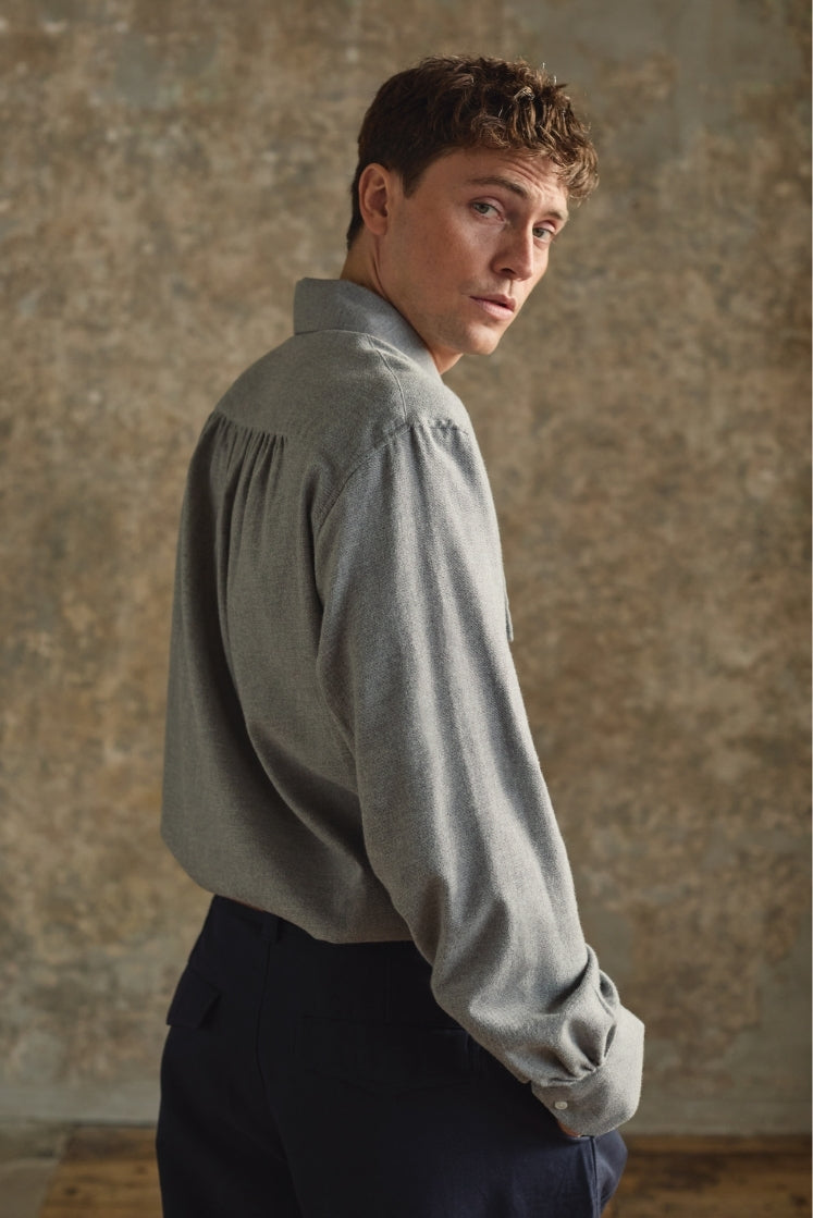 Chemise homme PALETTE en flanelle de coton grise, fronces dans le dos, coupe Bourrienne.
