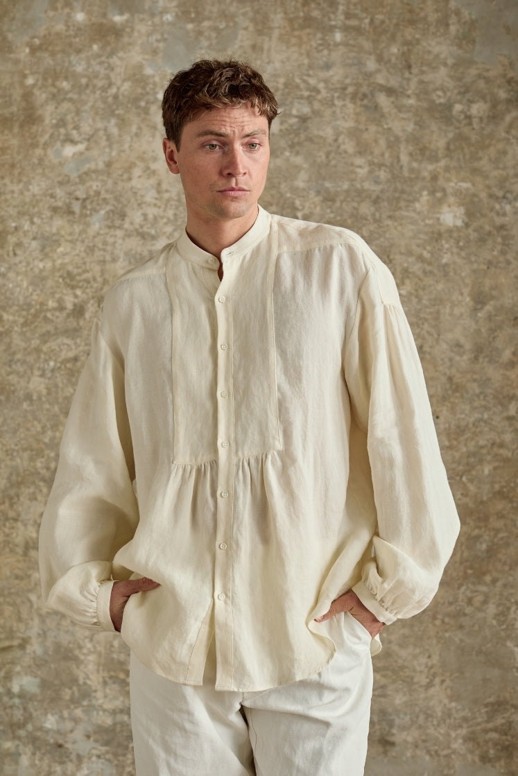 Chemise homme PEINTRE en lin et laine, coupe oversize, manches bouffantes, col officier et plastron froncé.