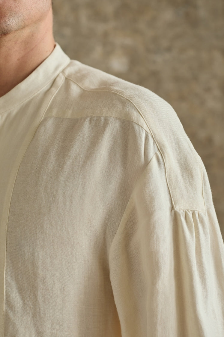 Chemise homme PEINTRE, closeup sur l'épaule.