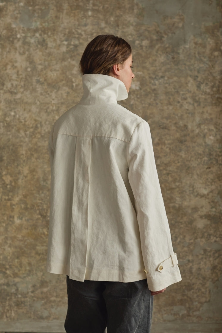 Veste blanche lin plâtré femme col haut vue de dos