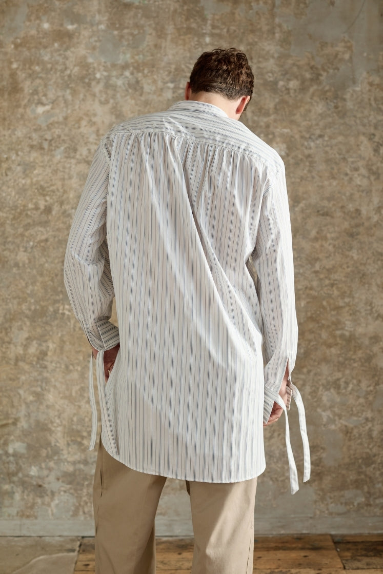 Chemise homme PINCEAU avec fronces au dos, coupe Bourrienne, et poignets Bourrienne à liens.