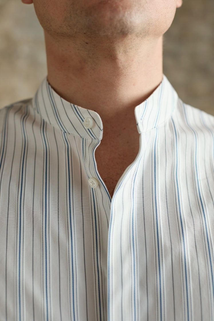 Chemise homme PINCEAU à col officier, rayée bleu et grise.