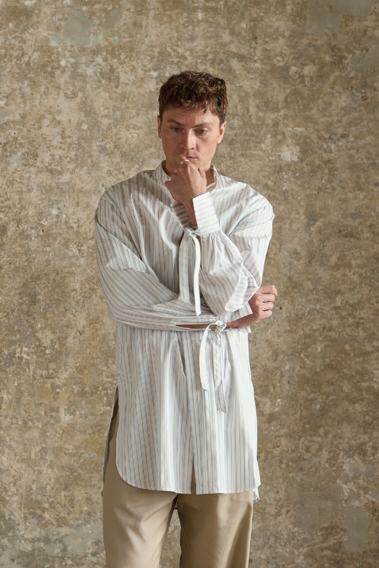 Chemise homme PINCEAU en popeline de coton blanche à rayures bleues et grises avec col officier et poignets Bourrienne à liens.