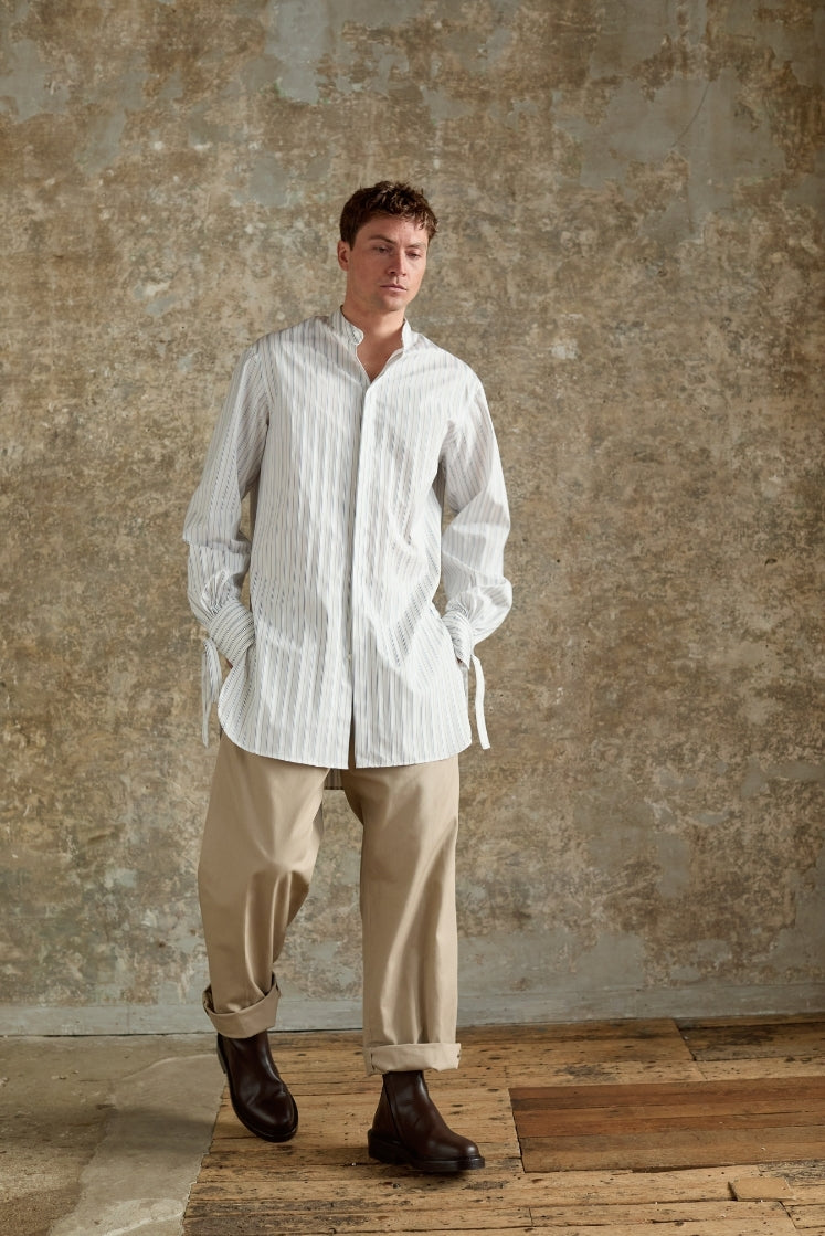 Chemise homme longue à rayures bleues et grises avec col officier et poignets Bourrienne à liens.