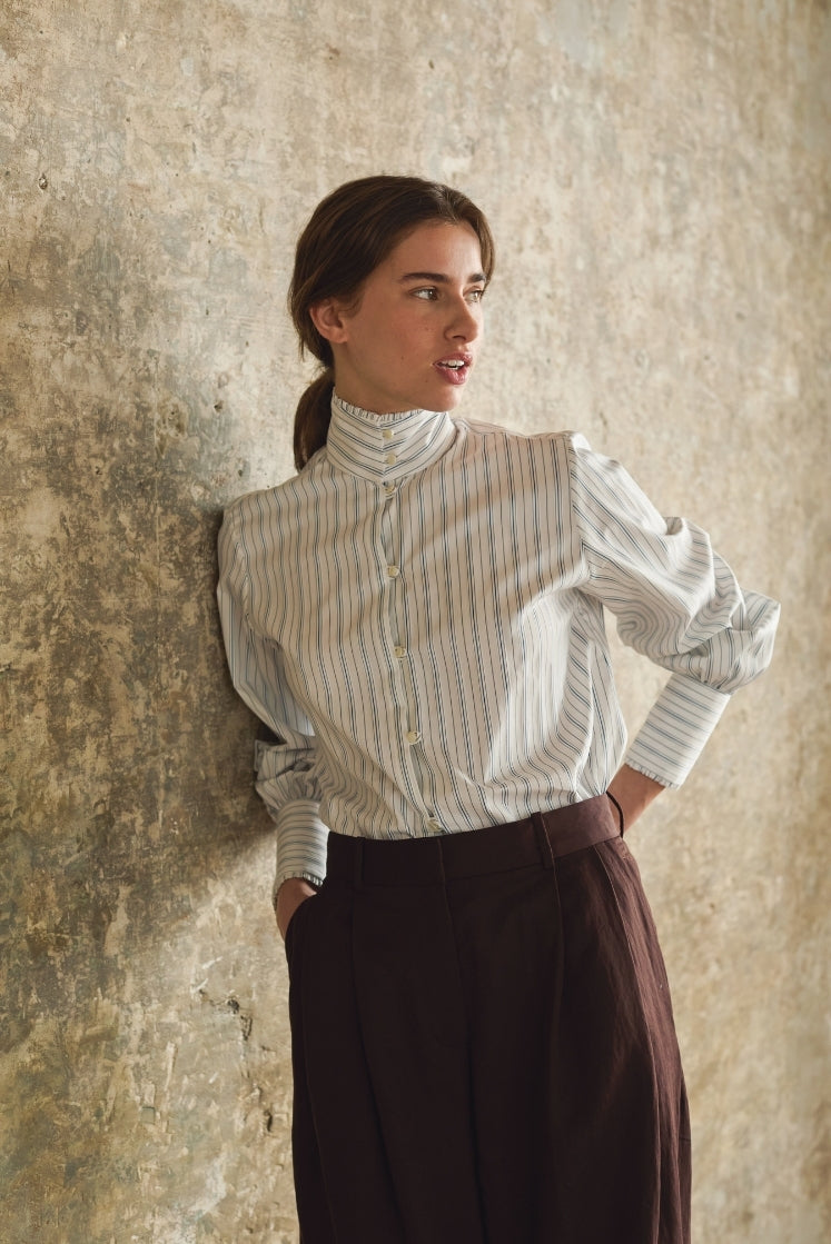 Chemise PRÉCIEUSE rayée bleu gris col montant boutonné, style intemporel, confectionnée en Europe