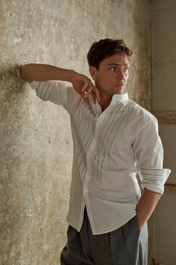 Chemise homme ROMANCIER en coton blanc avec plastron rayé bleu et gris et revers de poignets rayés.