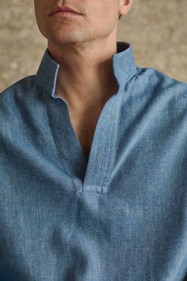 Homme portant la chemise SCULPTEUR en denim bleu clair, zoom sur le col haut.