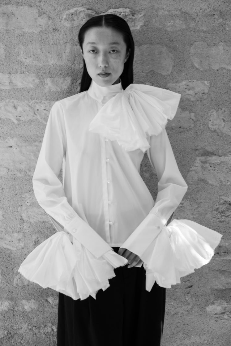 Femme portant la chemise Juliette issue de la collaboration Bourrienne Paris X et Charles de Vilmorin.