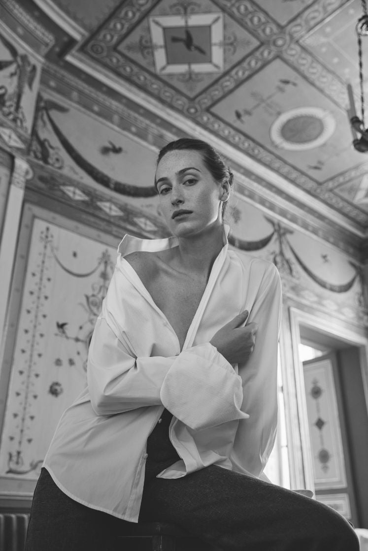 chemise MIRAGE col haut et plastron texturé portée par une femme