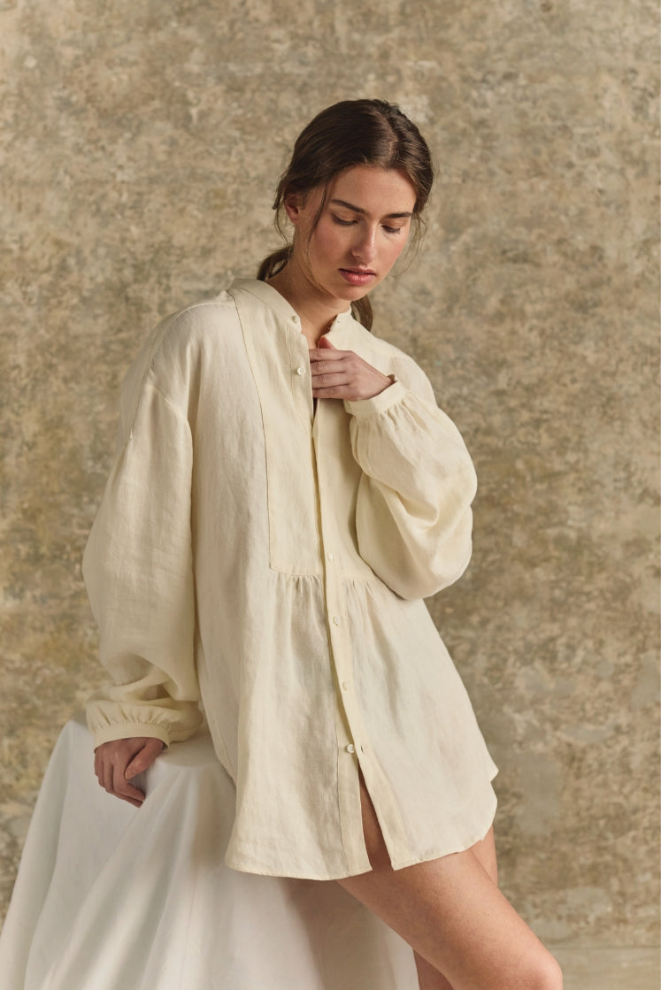 Femme portant la chemise PEINTRE en lin et laine.