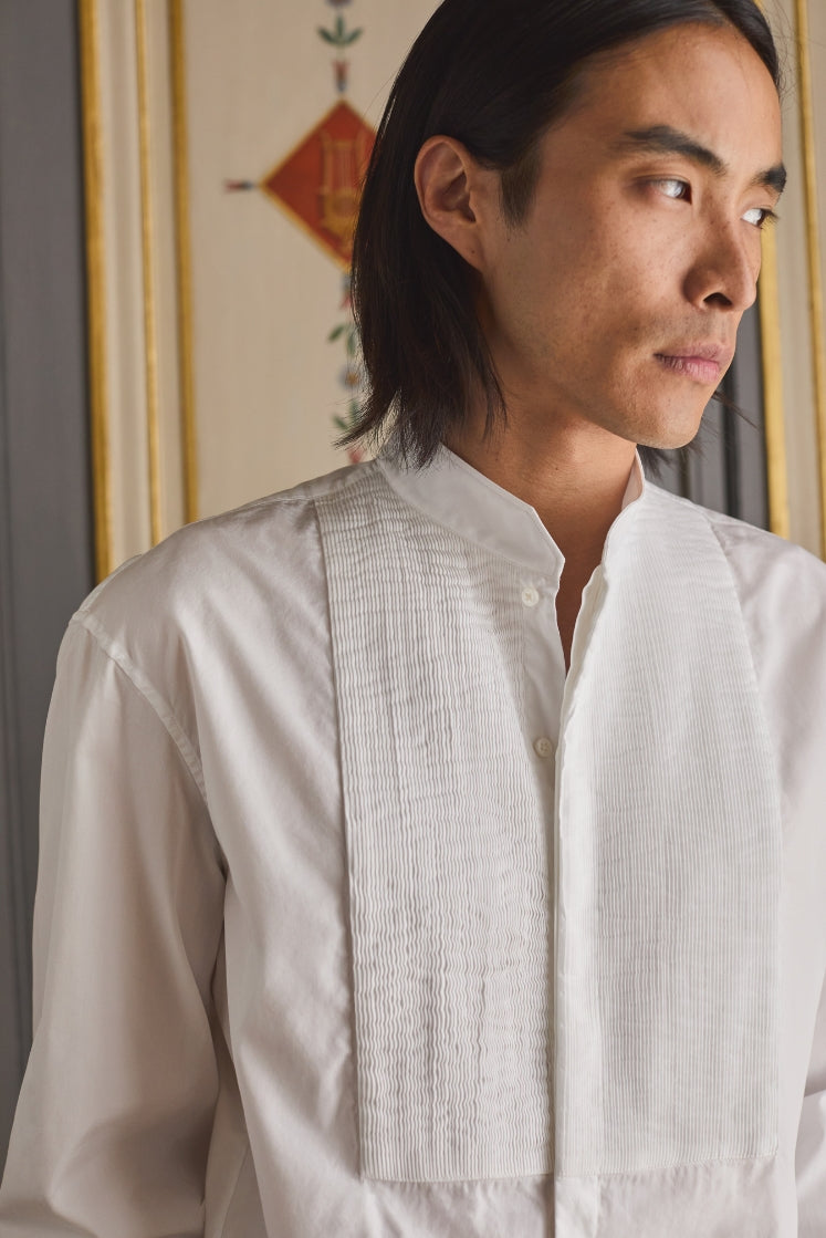 Homme portant la chemise COMÉDIEN en popeline de coton.