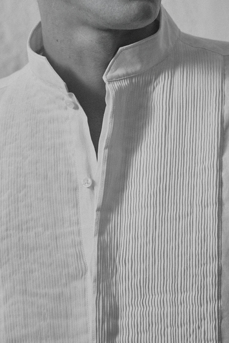 close-up sur le plissé à la main du plastron de la chemise COMÉDIEN LIN