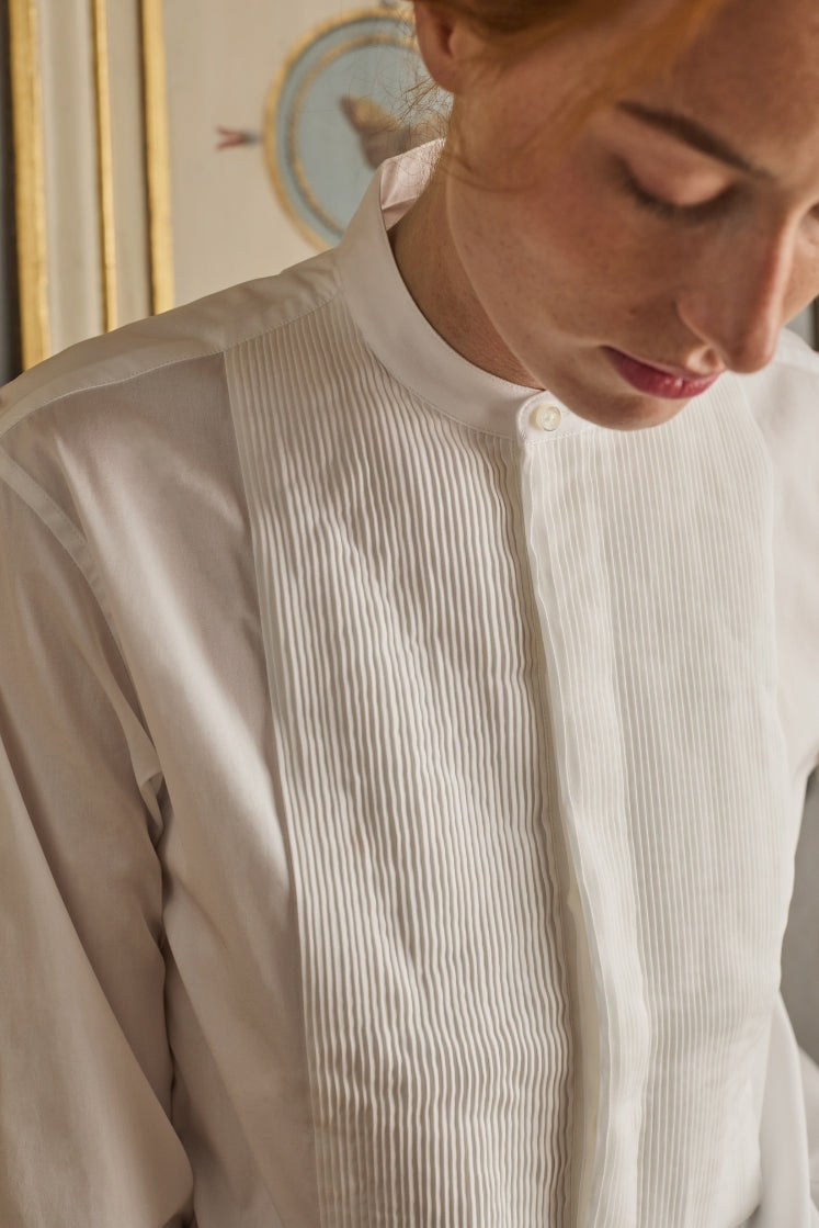 Close-up sur le plastron plissé de la chemise COMÉDIENNE en popeline de coton blanche.