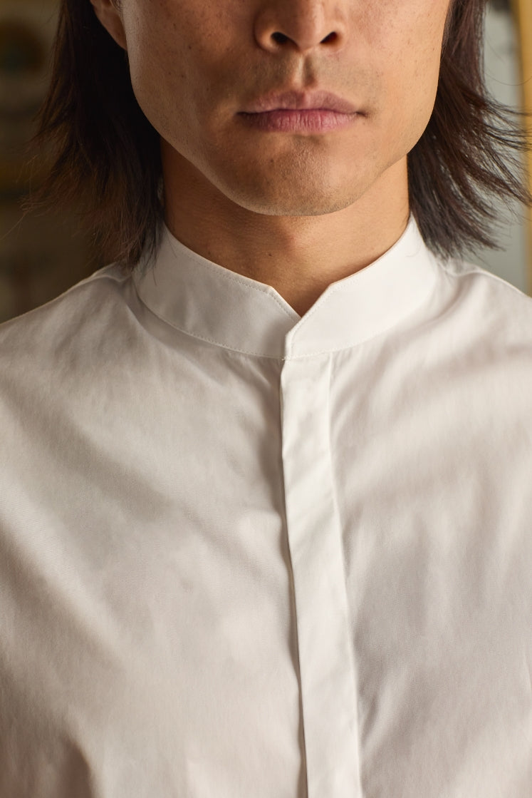 Close-up sur le col officier de la chemise ÉCRIVAIN.