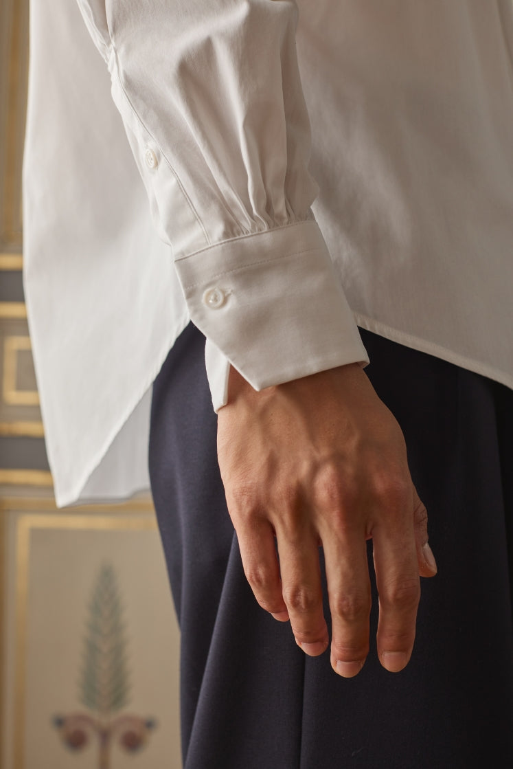 Close-up sur le poignet de la chemise ÉPICURIEN.
