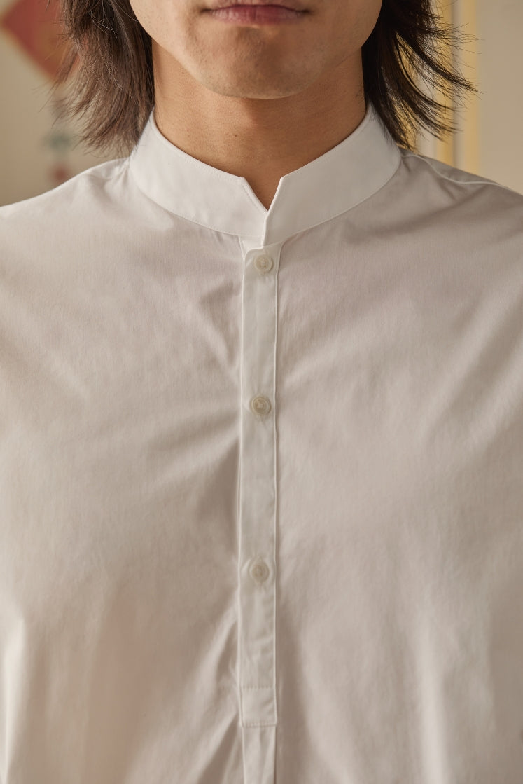 Close-up sur le col officier biseauté de la chemise ÉPICURIEN blanche.