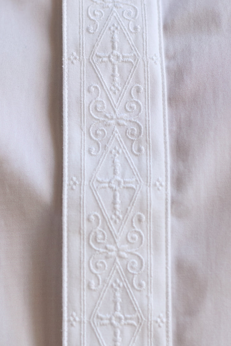Close-up sur le galon brodé aux motifs de l'Hôtel de la chemise ESQUISSE.