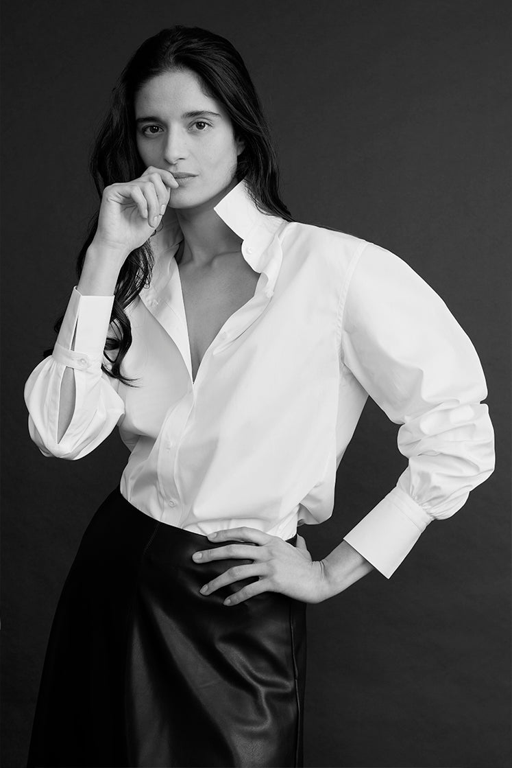 Femme portant une chemise blanche élégante, au col français relevé.