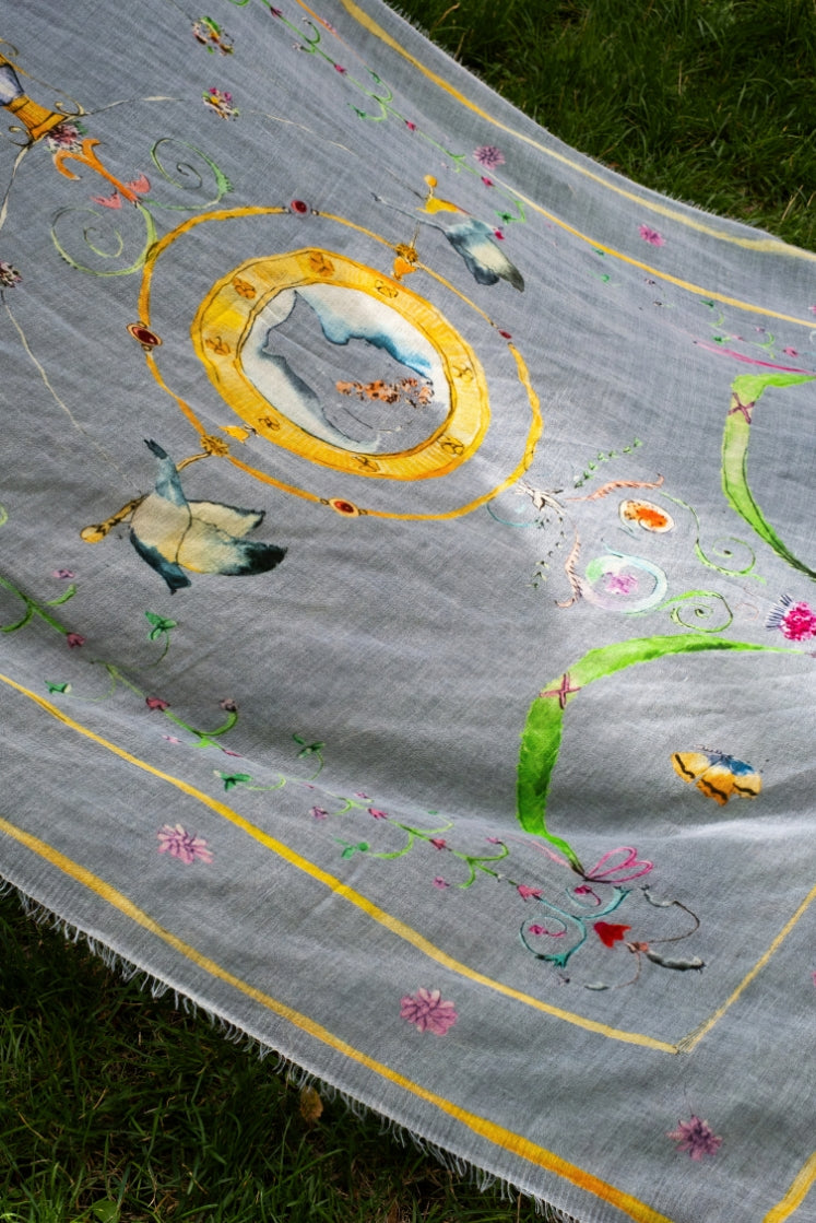 Écharpe Fortunée en cachemire bleu ciel aux motifs de l'Hôtel de Bourrienne, imaginée en collaboration avec Mirror in de Sky, tissée à la main au Népal.