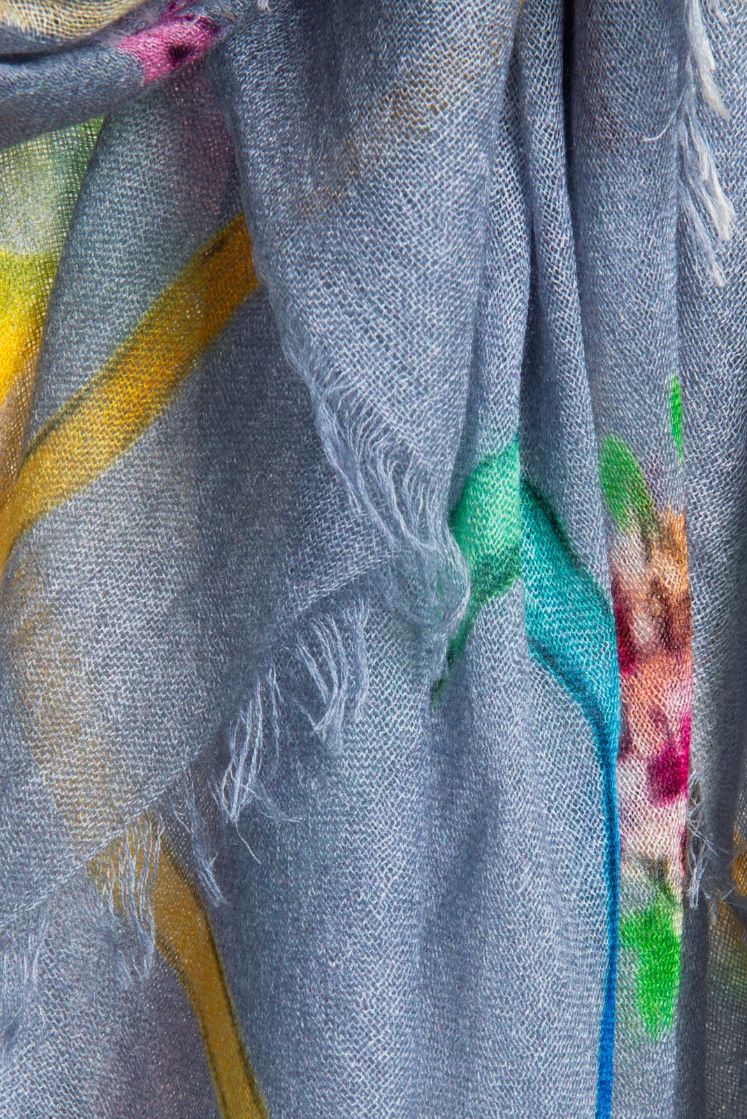 Close-up sur l'écharpe Fortunée en cachemire bleu ciel aux motifs de l'Hôtel de Bourrienne, imaginée en collaboration avec Mirror in de Sky, tissée à la main au Népal.