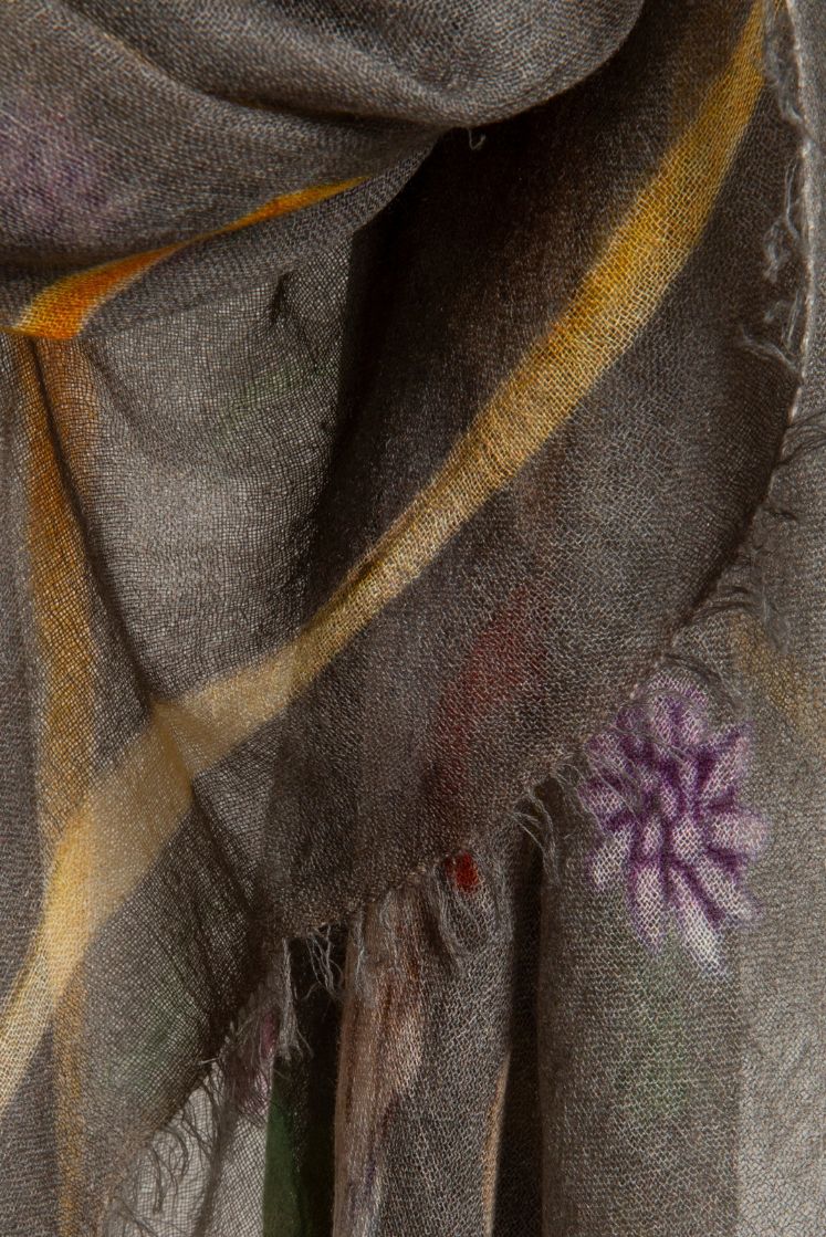 Close-up sur l'écharpe Fortunée en cachemire grise.
