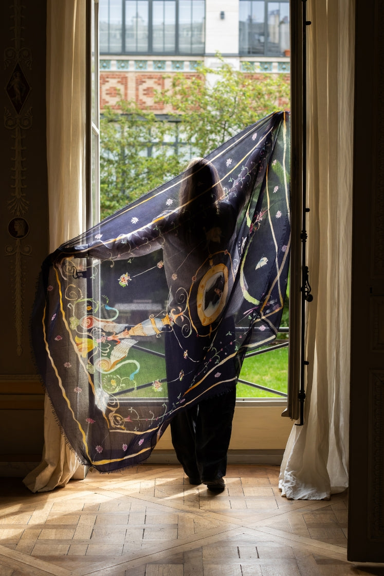 Écharpe Fortunée en cachemire navy aux motifs de l'Hôtel de Bourrienne, imaginée en collaboration avec Mirror in de Sky, tissée à la main au Népal.
