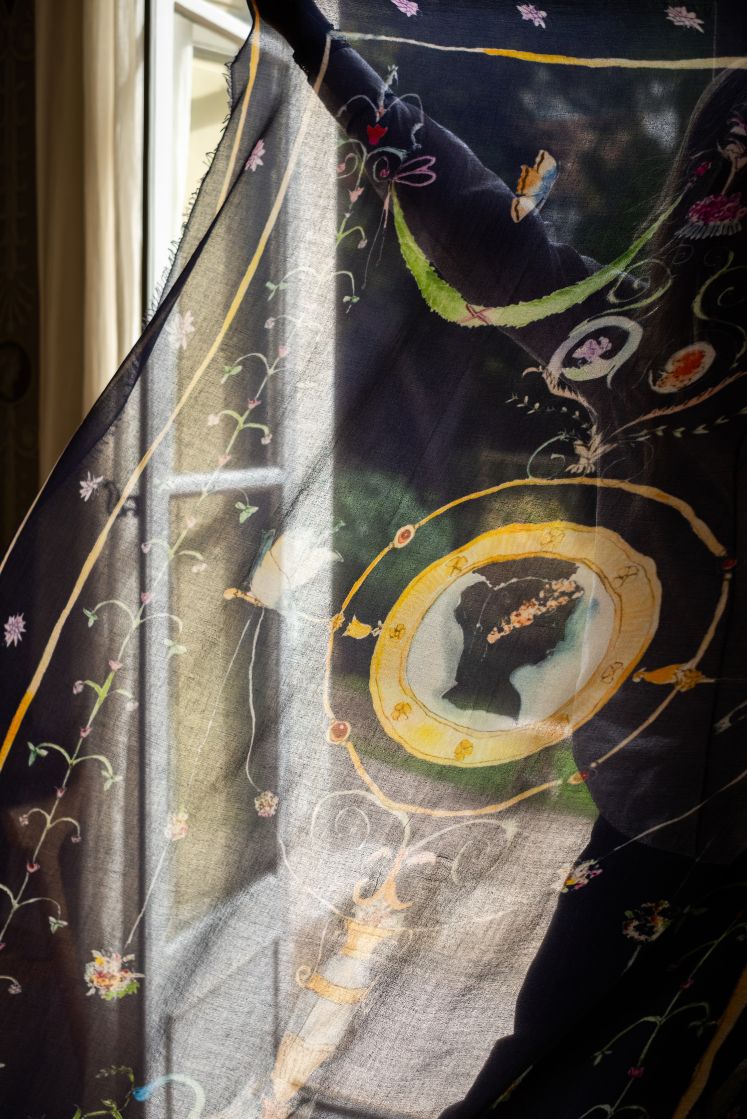 Écharpe Fortunée en cachemire navy aux motifs de l'Hôtel de Bourrienne, imaginée en collaboration avec Mirror in de Sky, tissée à la main au Népal.