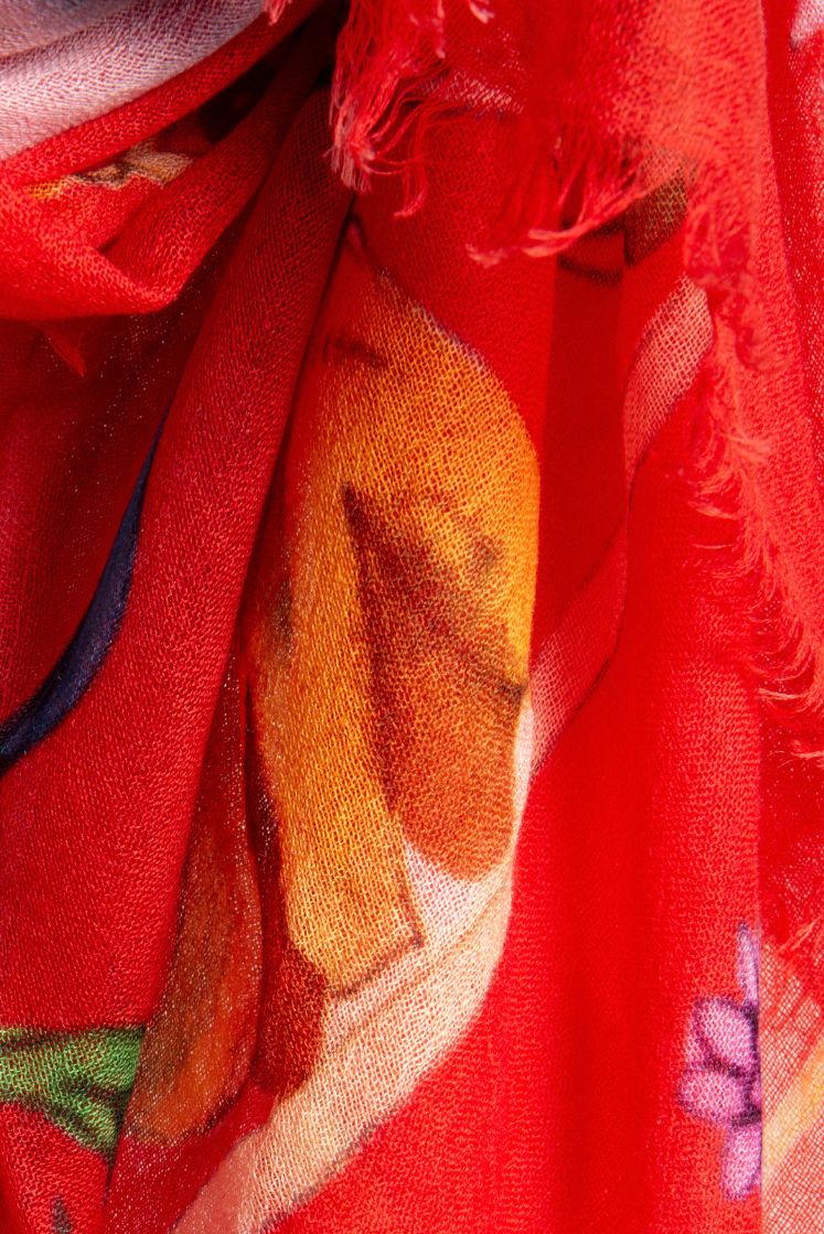 Close-up sur l'écharpe Fortunée en cachemire, tissée à la main.