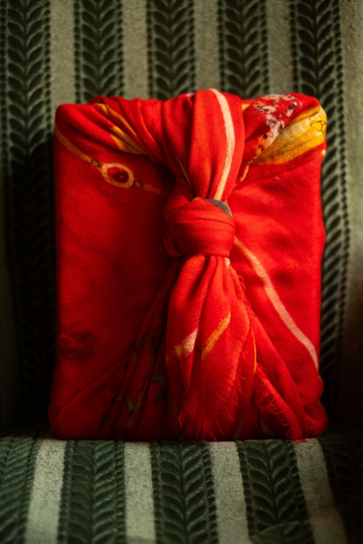 Boite emballée par l'écharpe Fortunée en cachemire rouge.