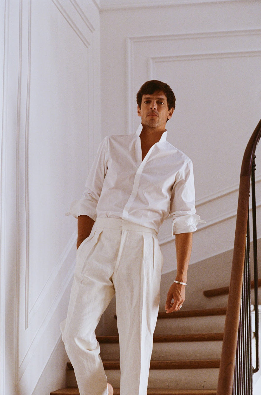 Mannequin homme portant le Pantalon Horizon et la chemise Apparat, descendant les escaliers