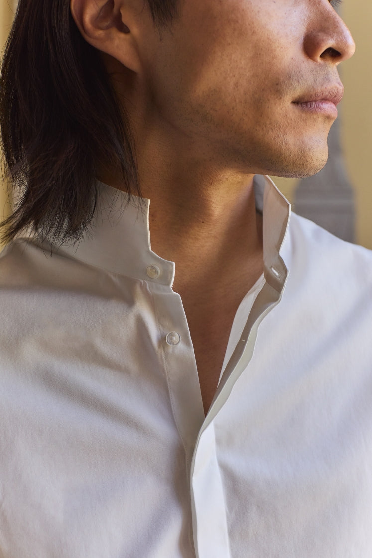 close-up sur le col haut de la chemise NUPTIALE en popeline de coton.