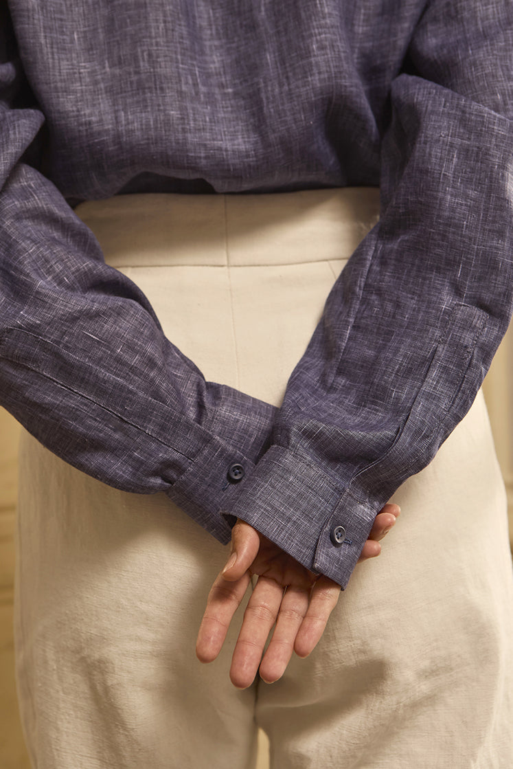 Close-up sur les poignets classiques de la chemise PASTEL.