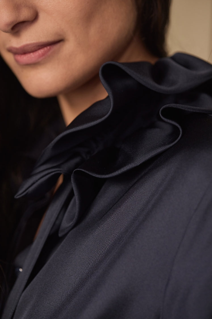 close-up sur les volants du col de la chemise PASTEL en soie navy.