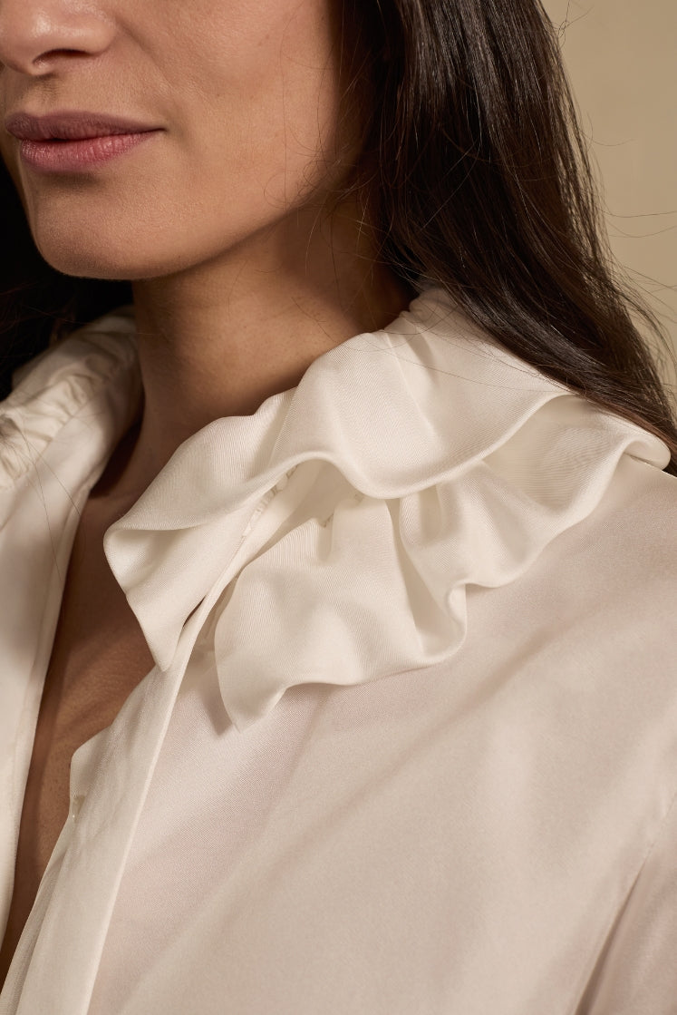 close-up sur le col à volant de la chemise PASTEL en soie blanche.