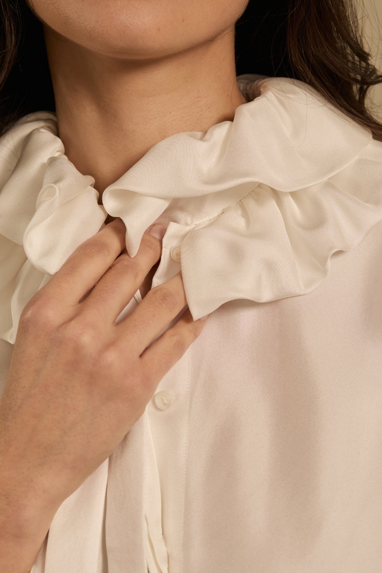 close-up sur les volants du col de la chemise PASTEL en soie blanche.