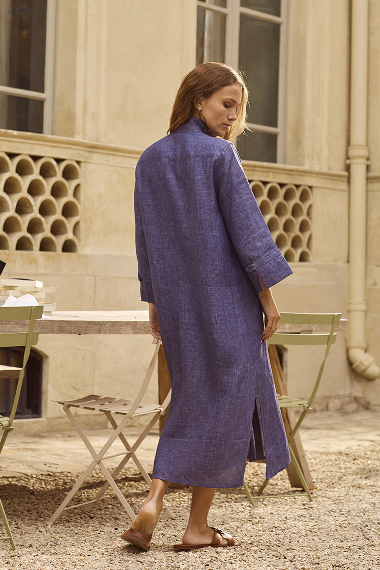 dos de robe chemise Rosée en lin bleu marine