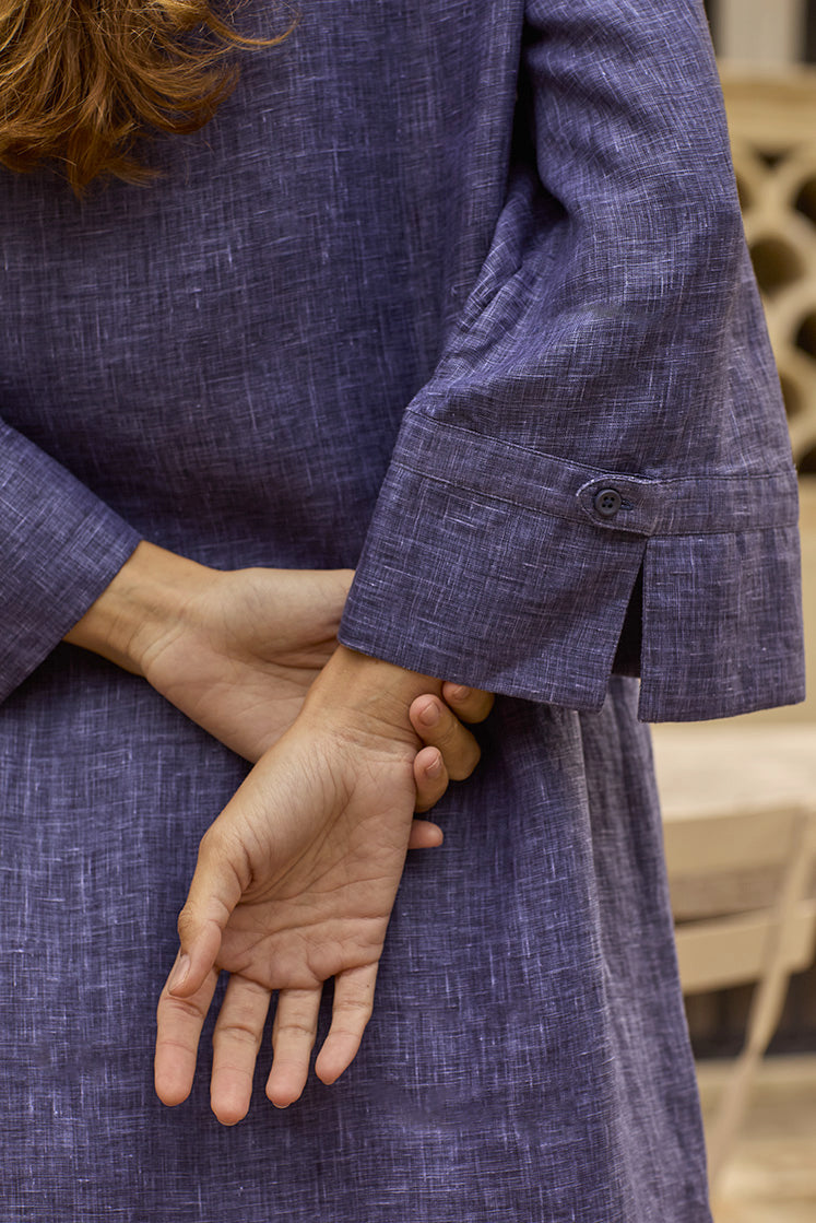 close-up sur les poignets de la robe chemise Rosée en lin bleu navy