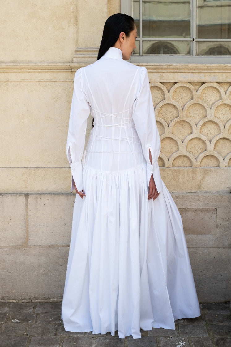 Femme portant la longue robe chemise JOSÉPHINE en popeline de coton vue de dos.