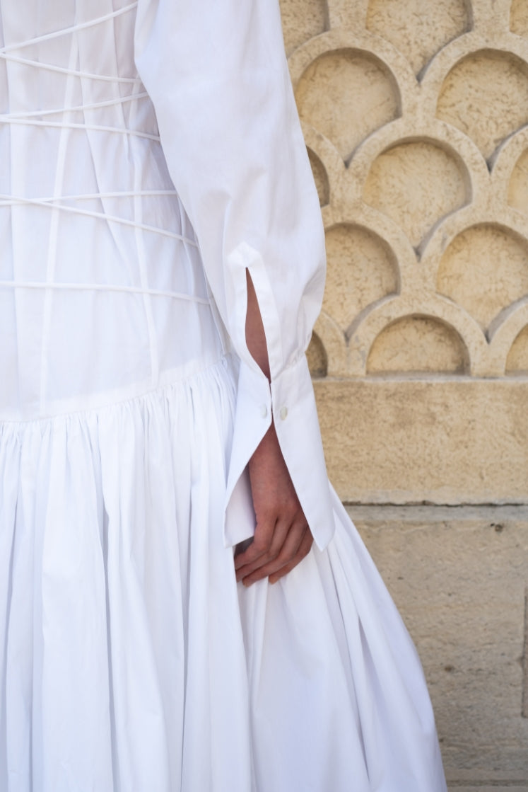 Closeup sur le poignet allongé de la robe chemise JOSÉPHINE.