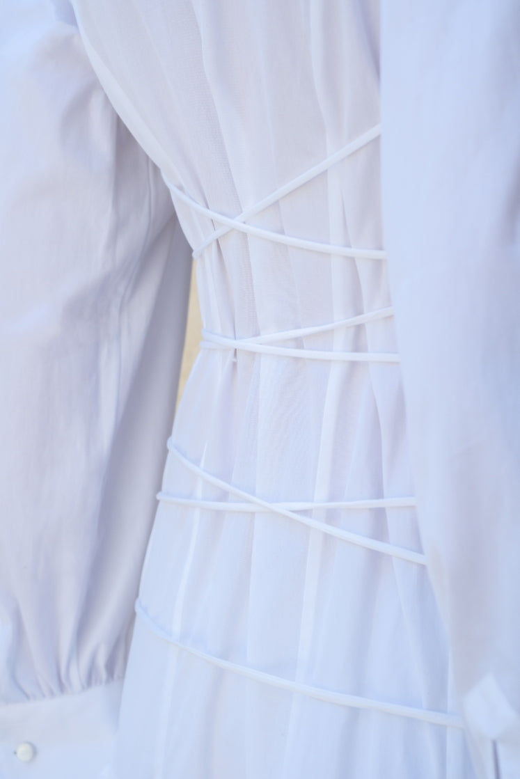 Closeup sur le laçage au dos de la robe JOSÉPHINE.