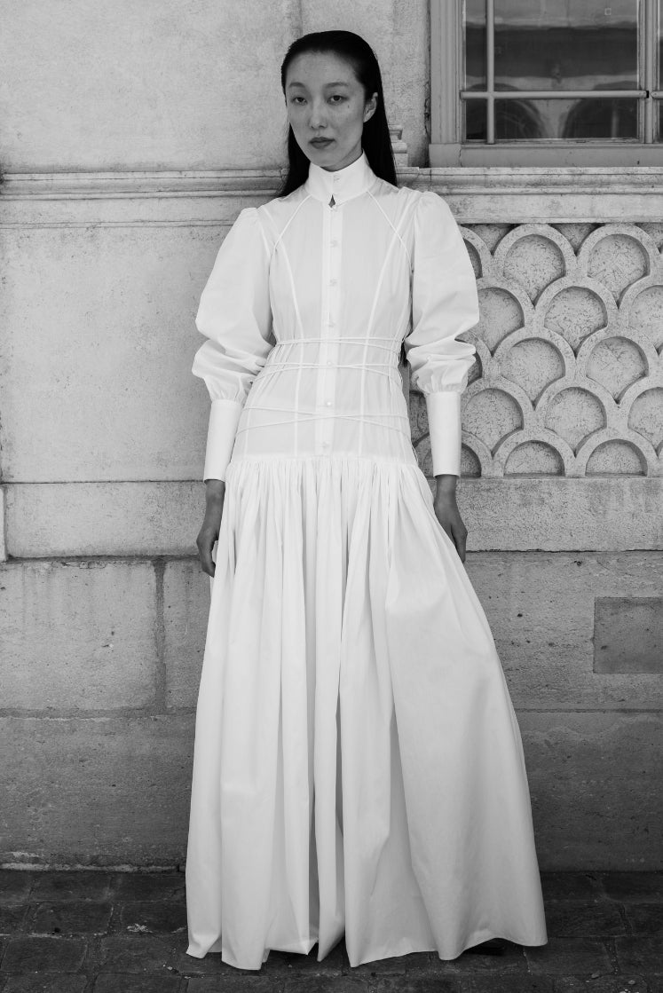 Femme portant la robe chemise JOSÉPHINE, issue de la collaboration Bourrienne Paris X et Charles de Vilmorin, robe longue avec corset et coupe ample en bas.